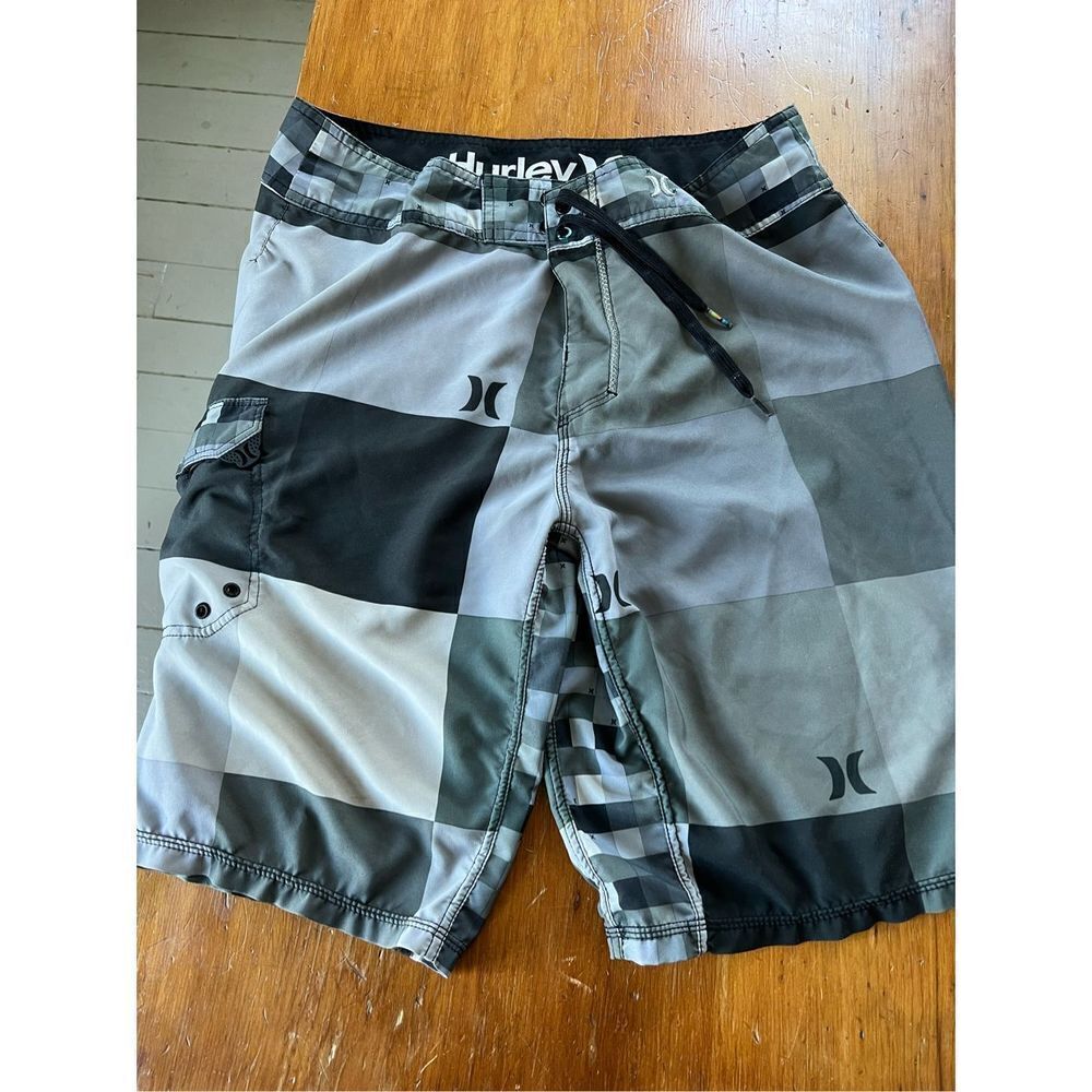 Hurley men’s black and gray checked board shorts 33